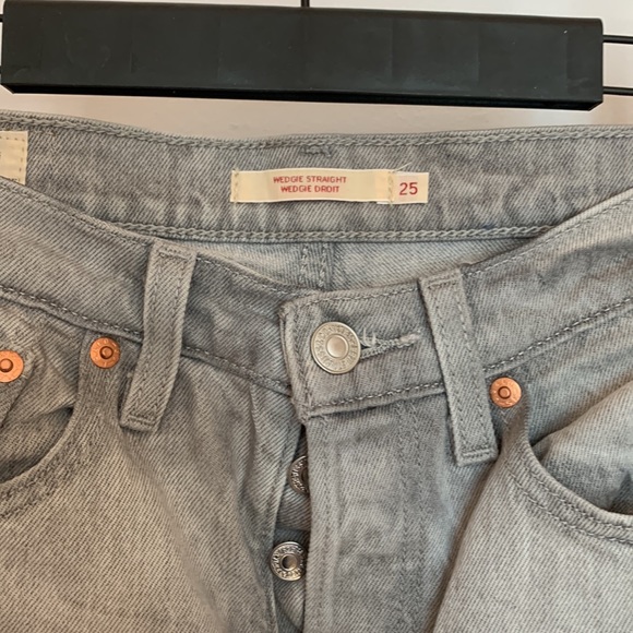 Grey, cropped Levi’s jeans. Wedgie, size 25 - Picture 2 of 4